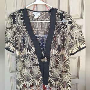 Sheena Party Top Brooch Clasp SzM Short Sleeves Gold Lace Black Collar Very Nice